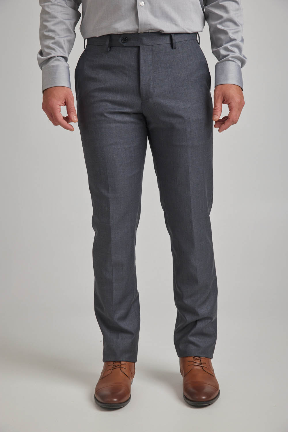 מכנסיים מחויטים בצבע אפור