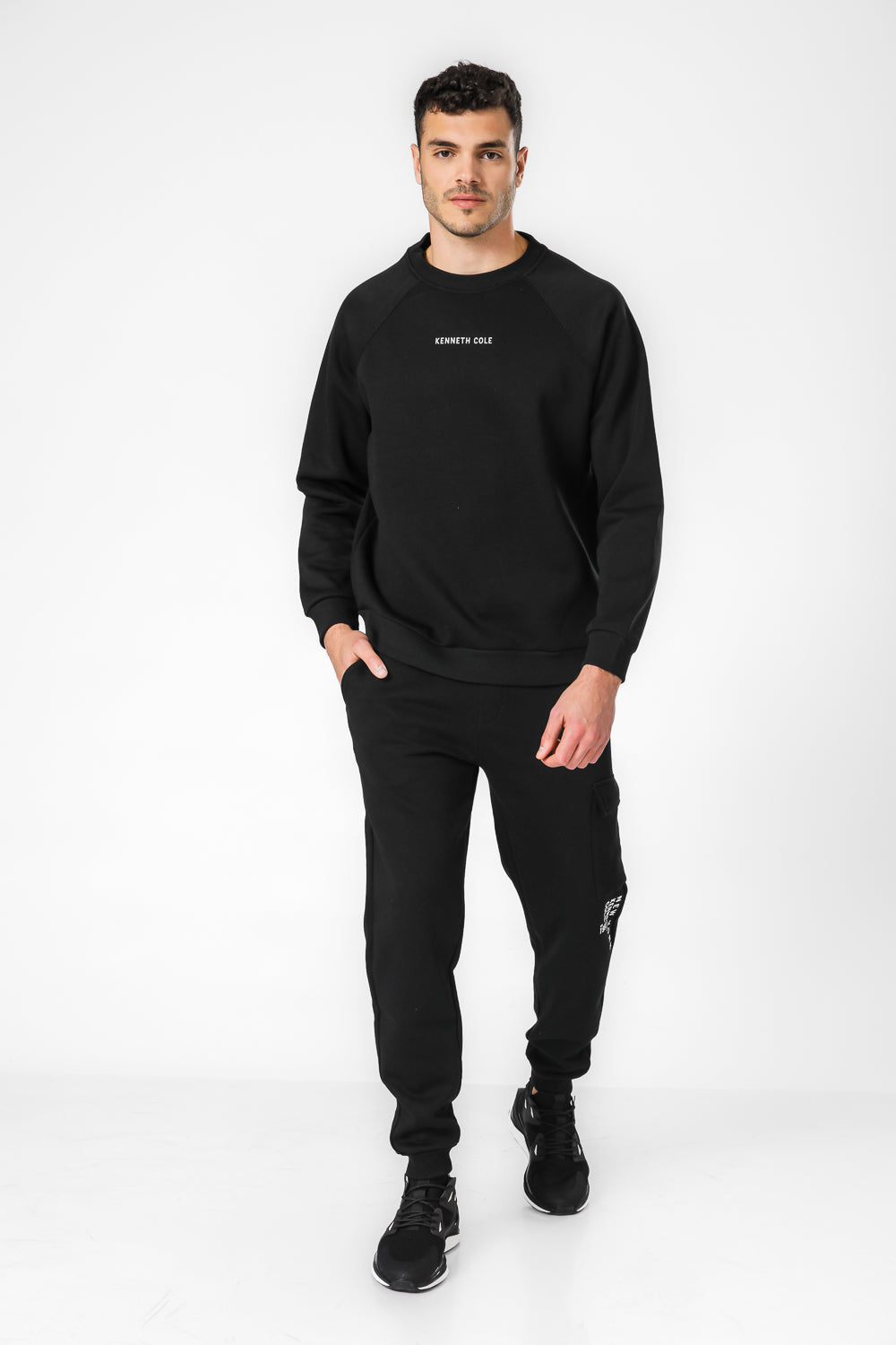 מכנסי טרנינג דגמ"ח בגזרת Slim בצבע שחור