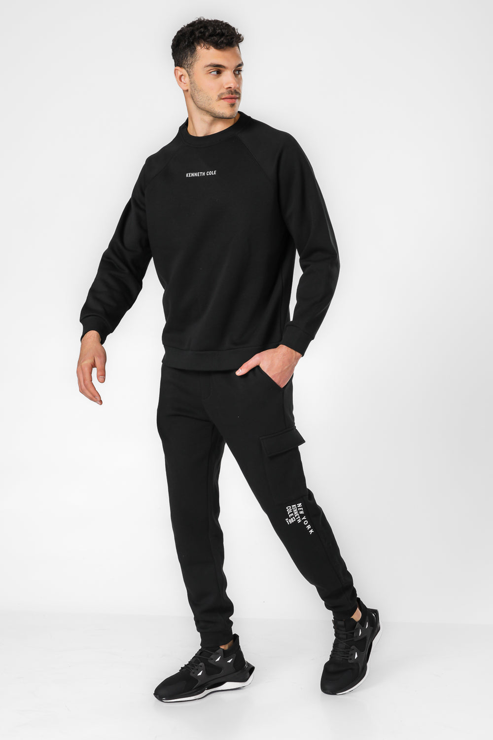 מכנסי טרנינג דגמ"ח בגזרת Slim בצבע שחור