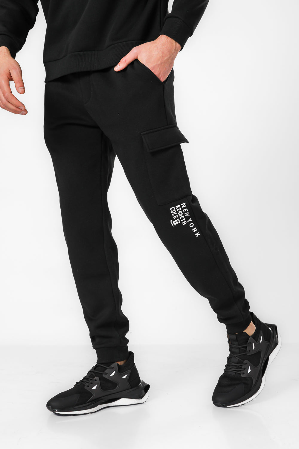 מכנסי טרנינג דגמ"ח בגזרת Slim בצבע שחור