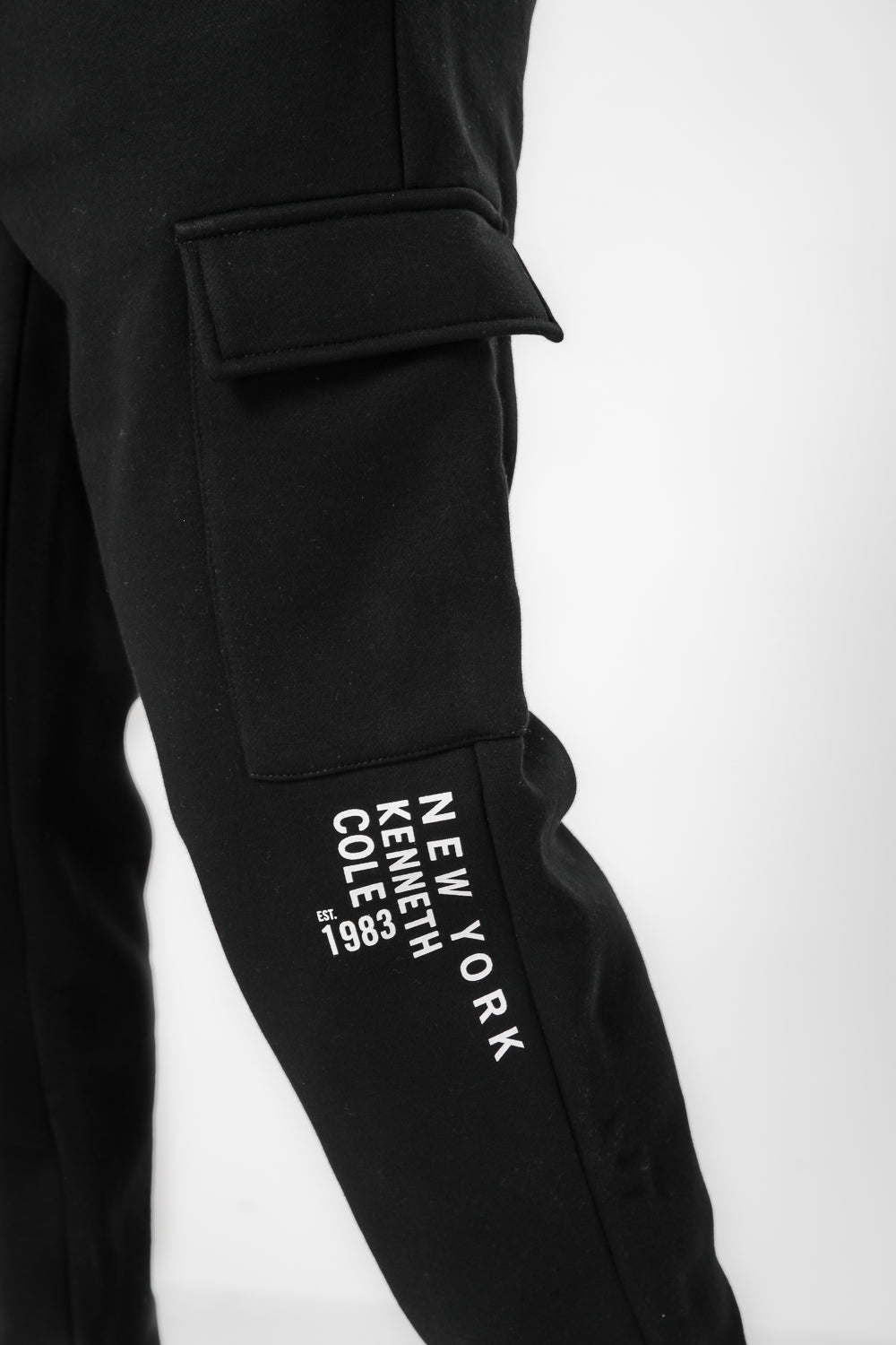 מכנסי טרנינג דגמ"ח בגזרת Slim בצבע שחור