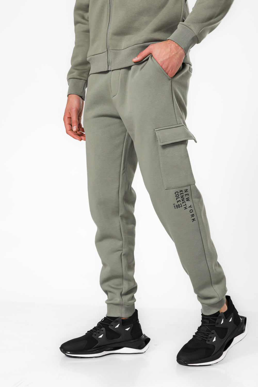 מכנסי טרנינג דגמ"ח בגזרת Slim בצבע זית