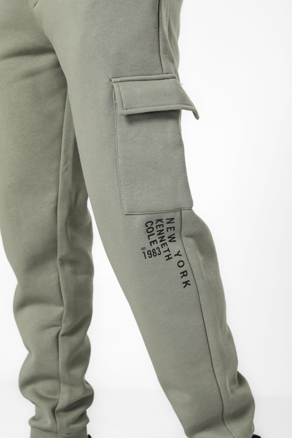 מכנסי טרנינג דגמ"ח בגזרת Slim בצבע זית