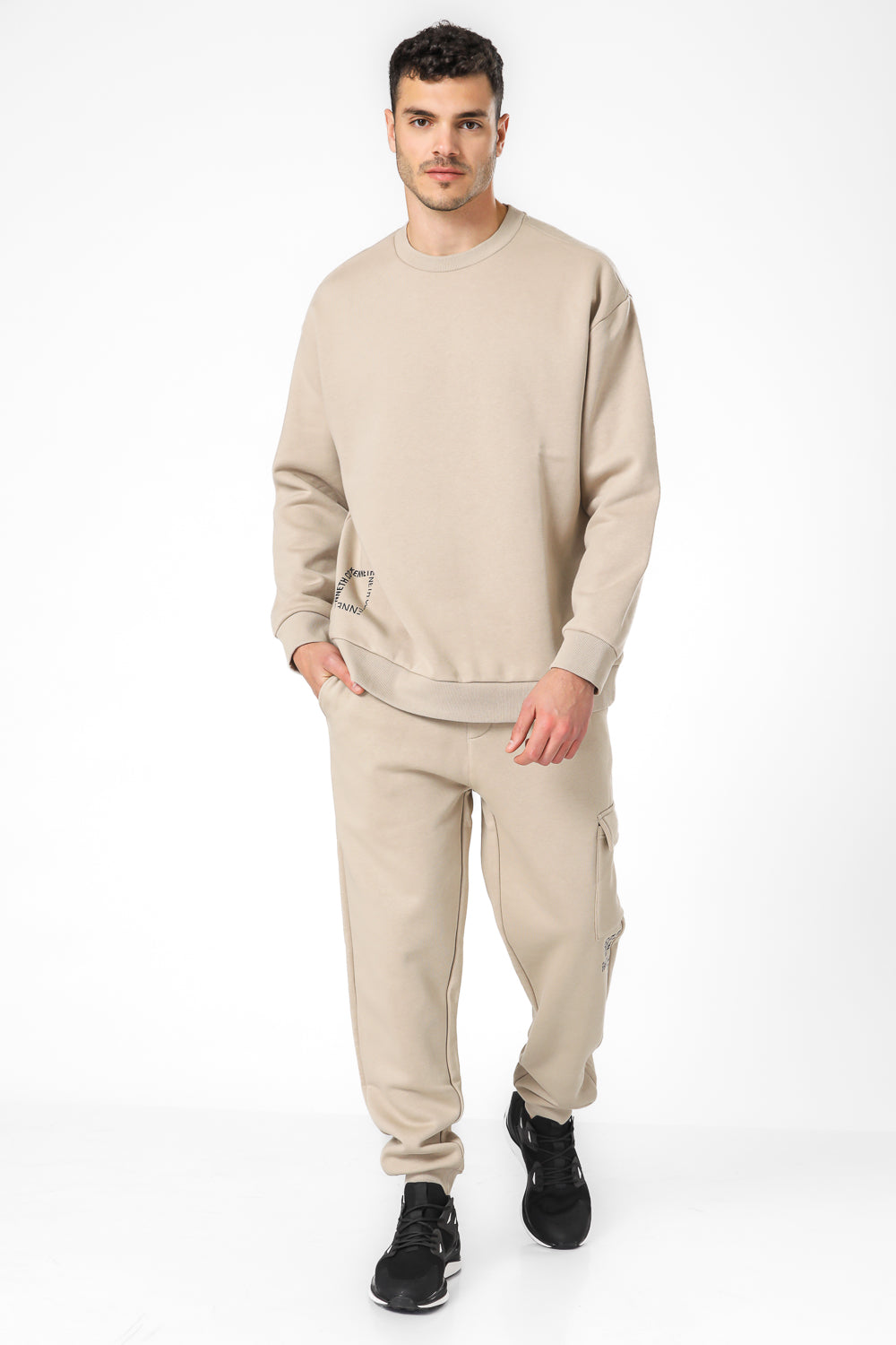 מכנסי טרנינג דגמ"ח בגזרת Slim בצבע כאמל