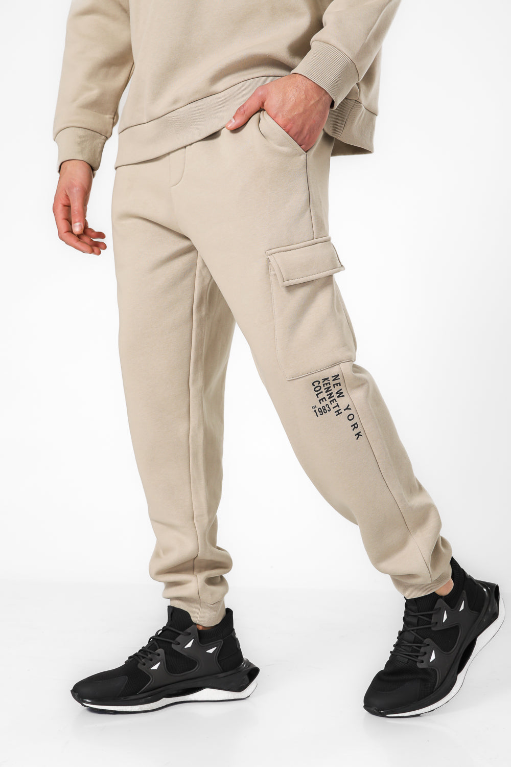 מכנסי טרנינג דגמ"ח בגזרת Slim בצבע כאמל