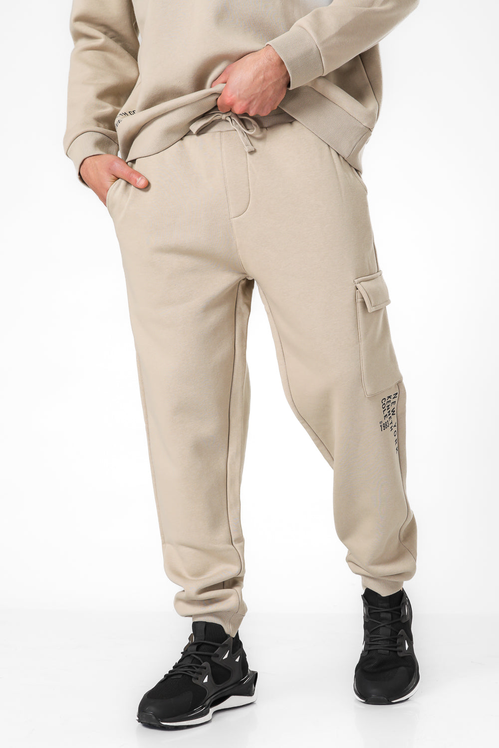 מכנסי טרנינג דגמ"ח בגזרת Slim בצבע כאמל