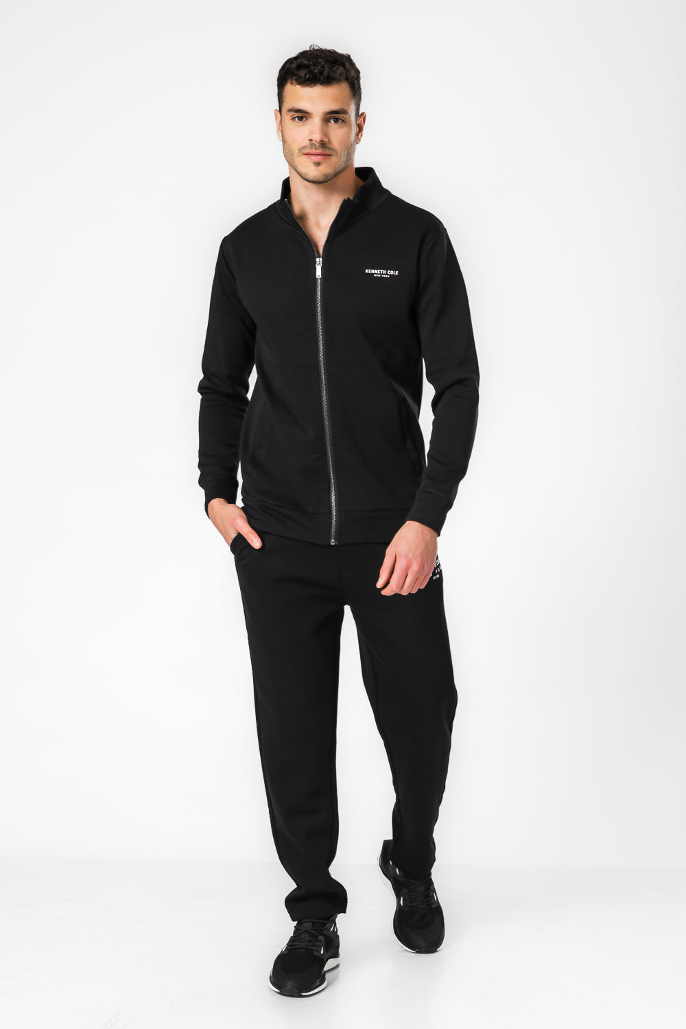 מכנסי טרנינג ארוכים בגזרה ישרה בצבע שחור