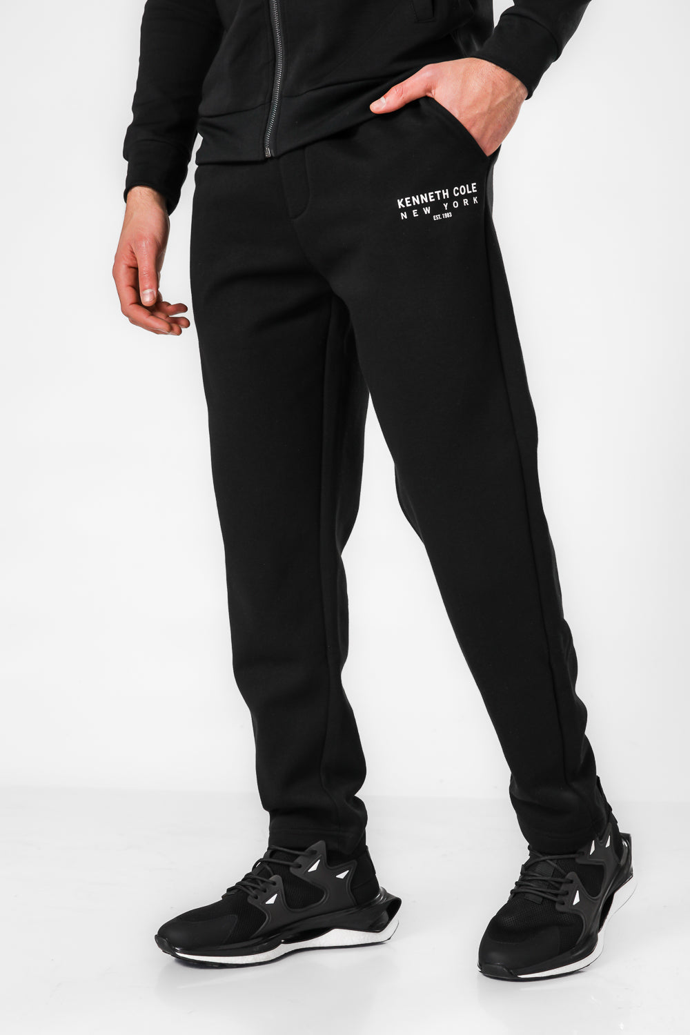 מכנסי טרנינג ארוכים בגזרה ישרה בצבע שחור