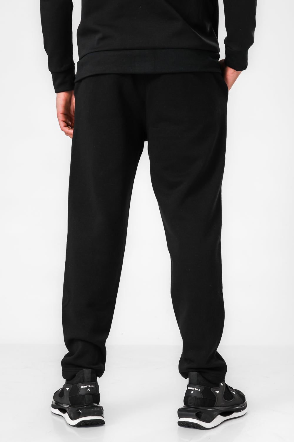 מכנסי טרנינג ארוכים בגזרה ישרה בצבע שחור