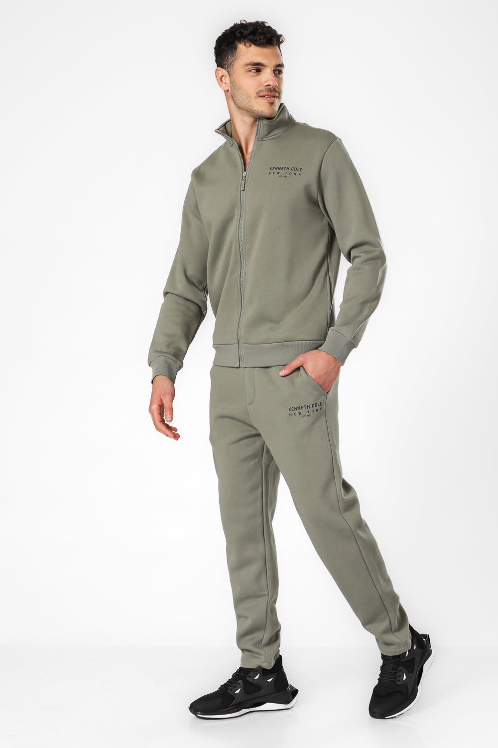 מכנסי טרנינג ארוכים בגזרה ישרה בצבע זית