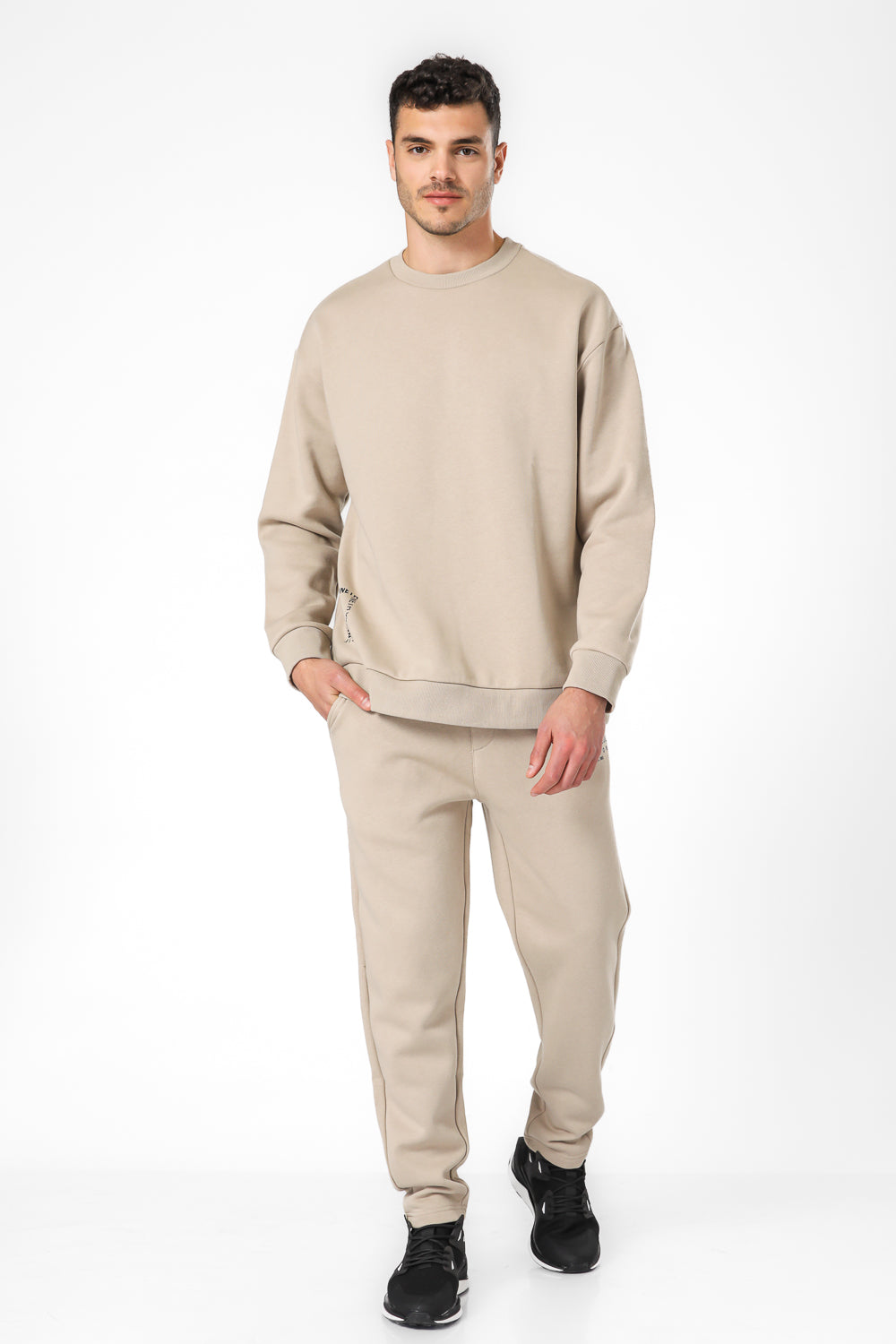 מכנסי טרנינג ארוכים בגזרה ישרה בצבע כאמל