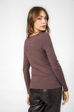 טופ אלסטי מפתח סירה בצבע חום שוקולד