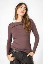 טופ אלסטי מפתח סירה בצבע חום שוקולד