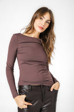 טופ אלסטי מפתח סירה בצבע חום שוקולד