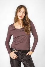 טופ אלסטי מפתח וי עמוק בצבע שוקולד