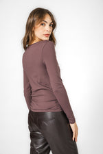 טופ אלסטי מפתח וי עמוק בצבע שוקולד