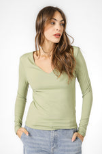 טופ אלסטי מפתח וי עמוק בצבע ירוק