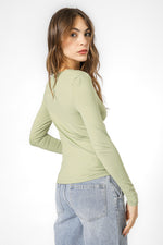 טופ אלסטי מפתח וי עמוק בצבע ירוק