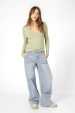 טופ אלסטי מפתח וי עמוק בצבע ירוק