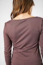 טופ אלסטי מפתח מרובע בצבע חום שוקולד