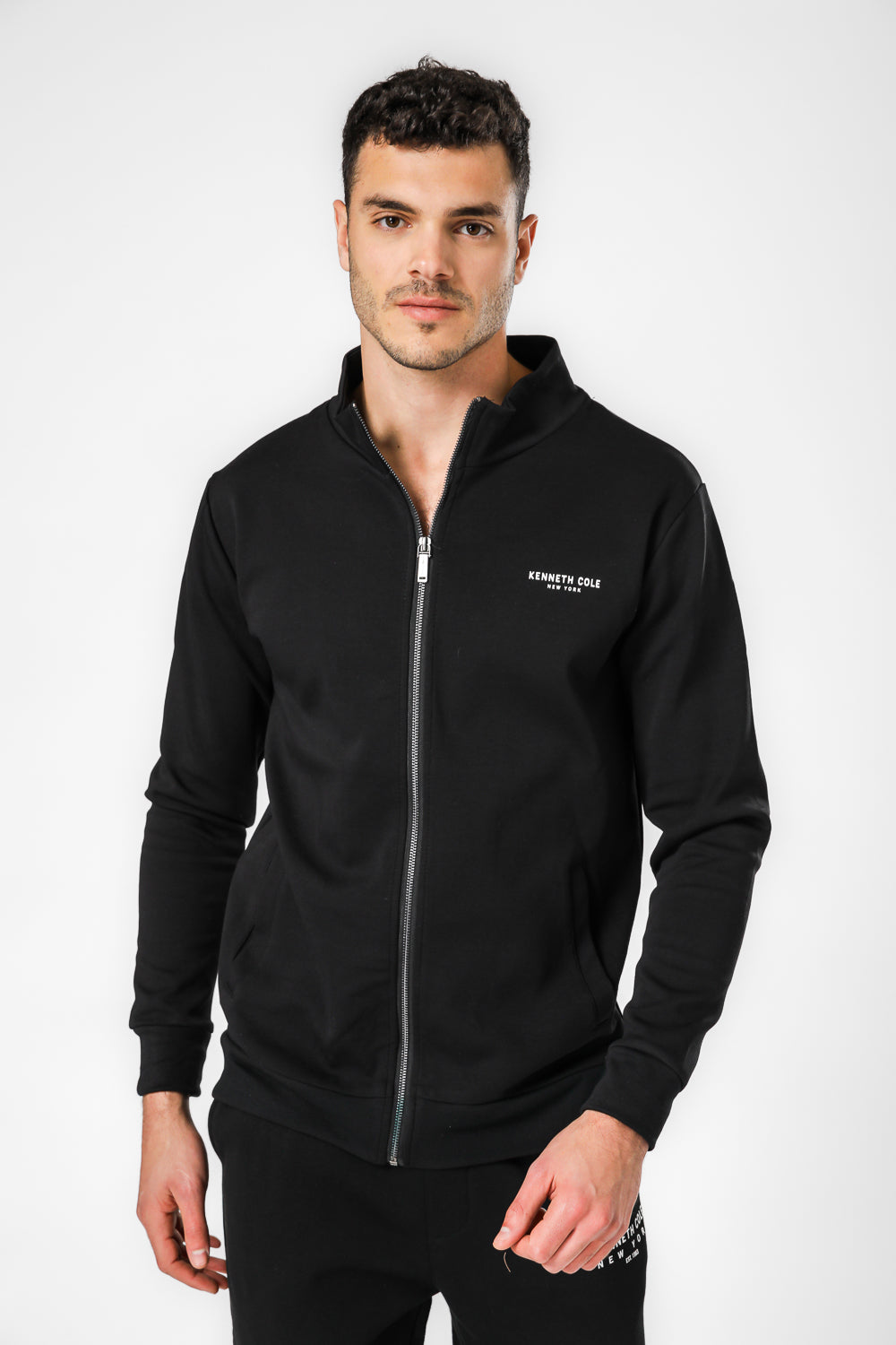 סווטשירט צווארון גבוה עם רוכסן בצבע שחור