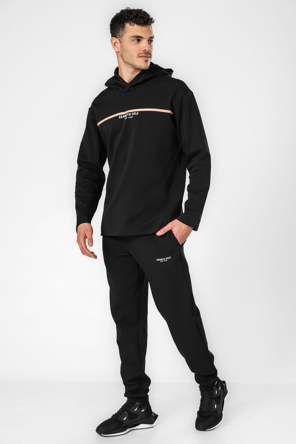 מכנסי טרנינג אינטרלוק בצבע שחור