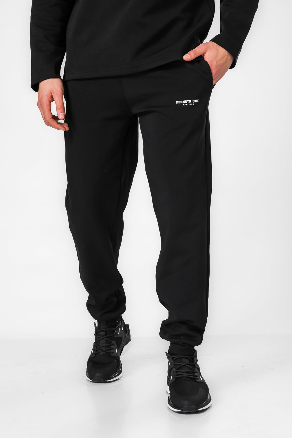 מכנסי טרנינג אינטרלוק בצבע שחור