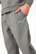 מכנסי טרנינג אינטרלוק בגזרה ישרה בצבע אפור כהה