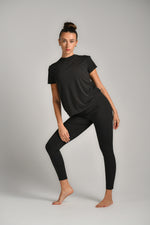 טי שירט אקטיב עם תפר קשת בגב