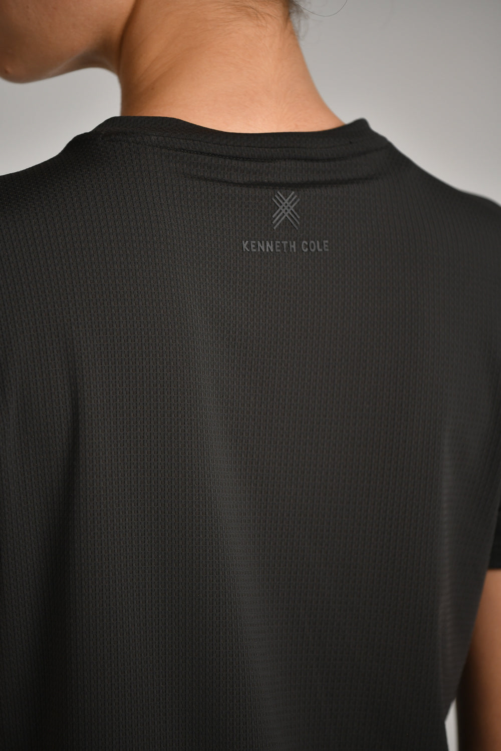 טי שירט אקטיב עם תפר קשת בגב