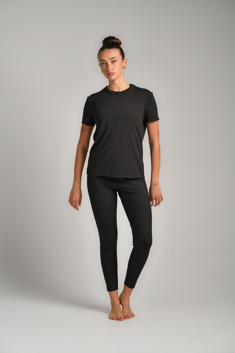 טי שירט אקטיב עם תפר קשת בגב