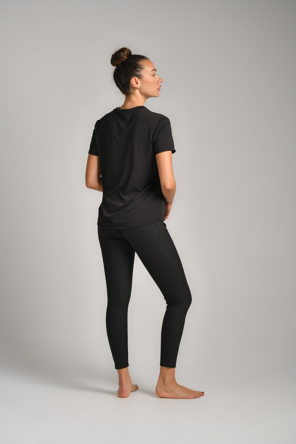 טי שירט אקטיב עם תפר קשת בגב