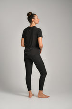 טי שירט אקטיב עם תפר קשת בגב