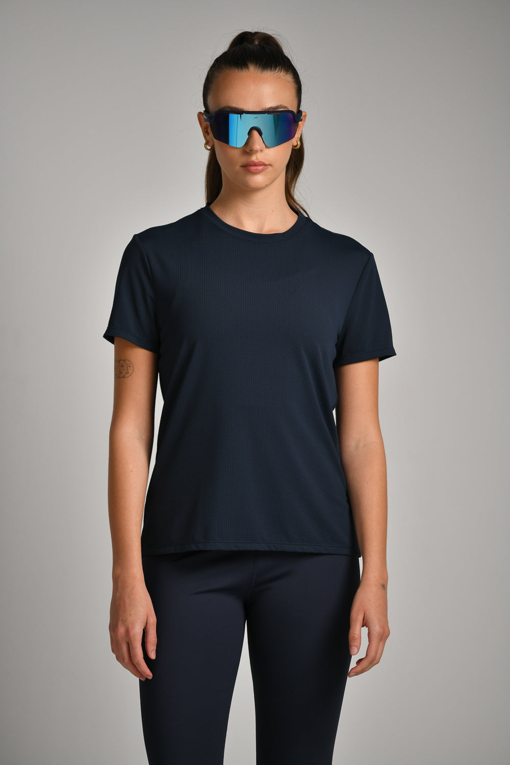 טי שירט אקטיב עם תפר קשת בגב