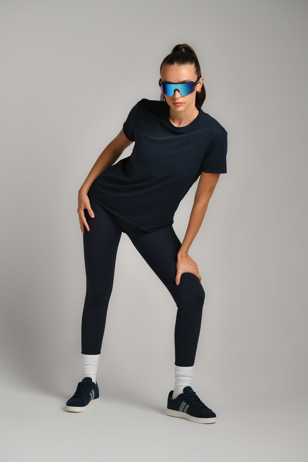 טי שירט אקטיב עם תפר קשת בגב