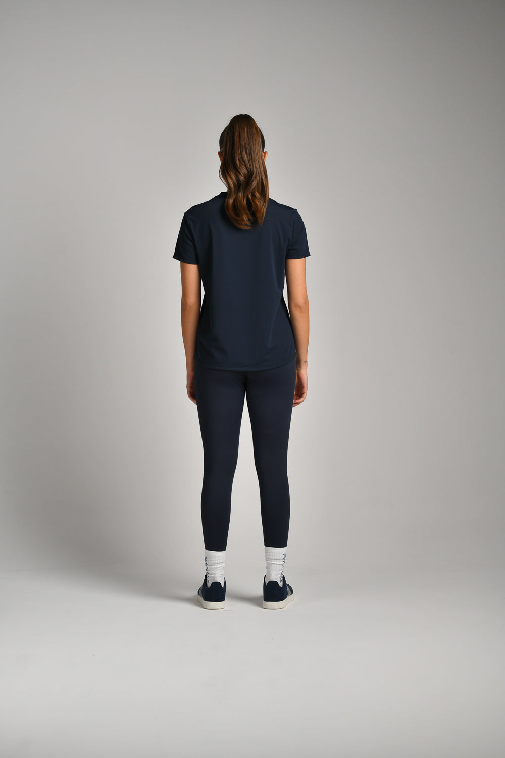 טי שירט אקטיב עם תפר קשת בגב