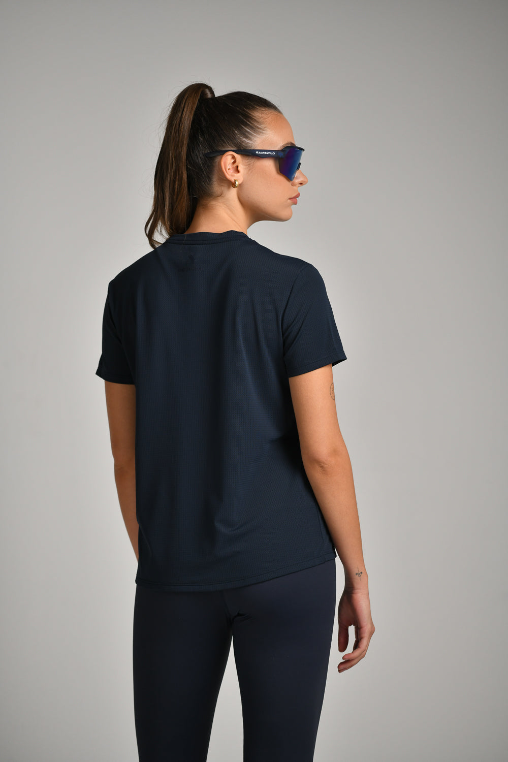 טי שירט אקטיב עם תפר קשת בגב