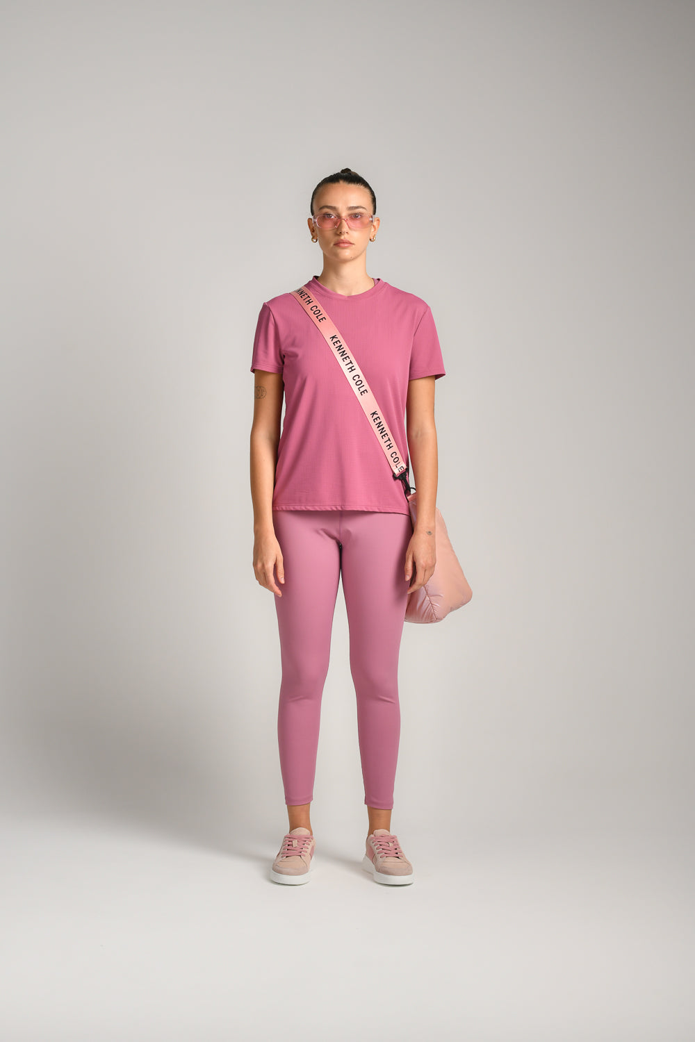 טי שירט אקטיב עם תפר קשת בגב