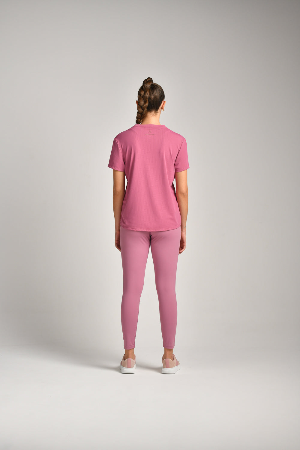 טי שירט אקטיב עם תפר קשת בגב