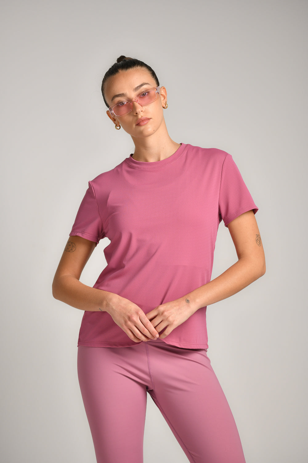 טי שירט אקטיב עם תפר קשת בגב