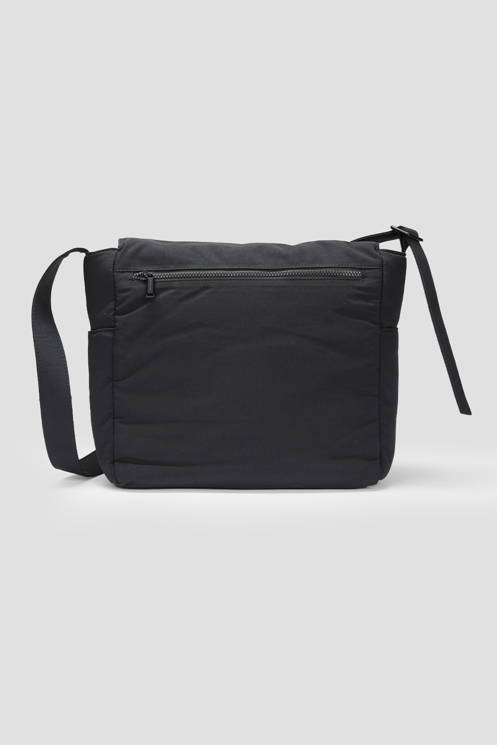 תיק צד ניילון בצבע שחור