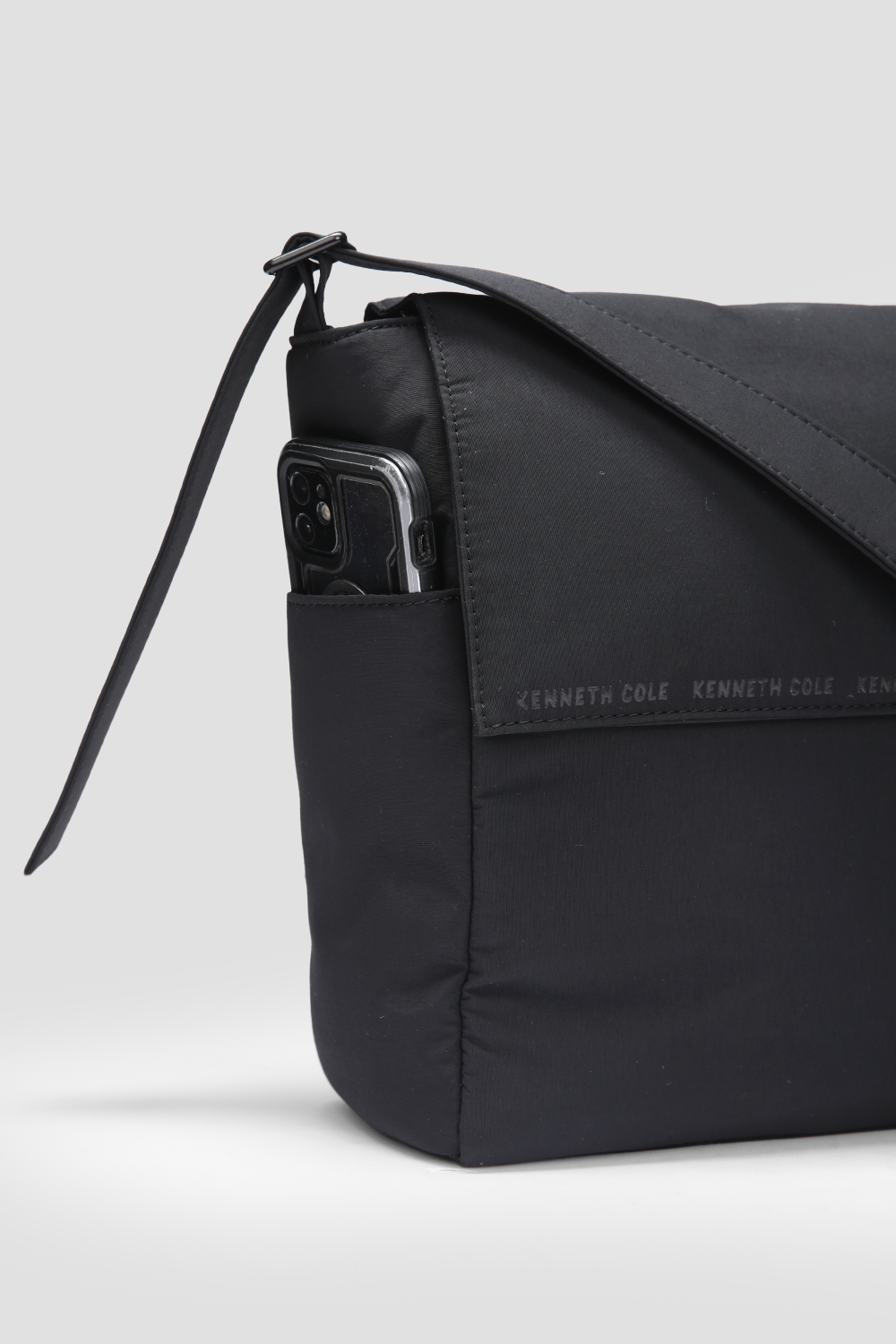 תיק צד ניילון בצבע שחור