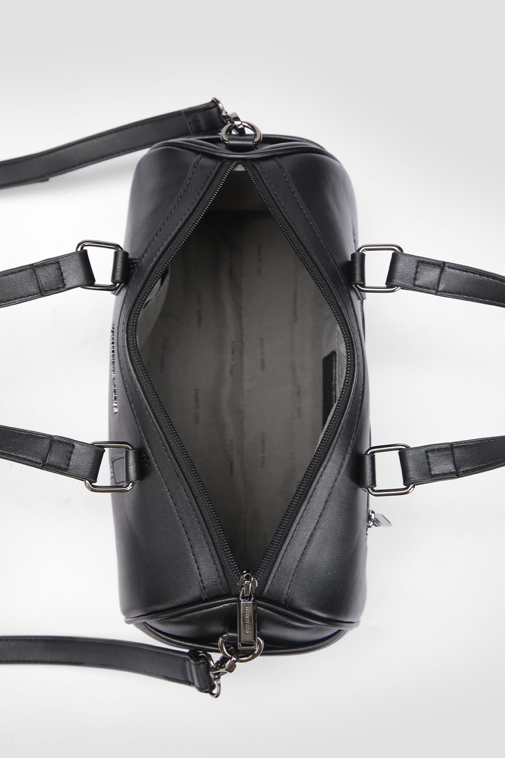 תיק יד דמוי עור בצבע שחור