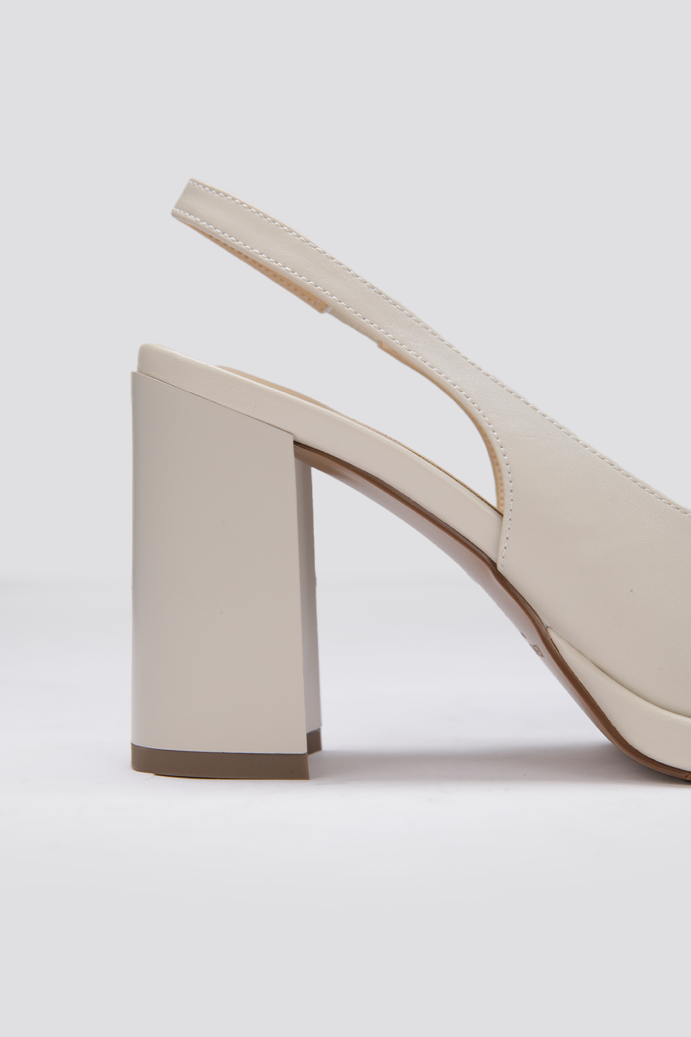 נעלי עקב שפיץ דמוי עור בצבע בז'