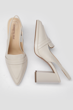 נעלי עקב שפיץ דמוי עור בצבע בז'