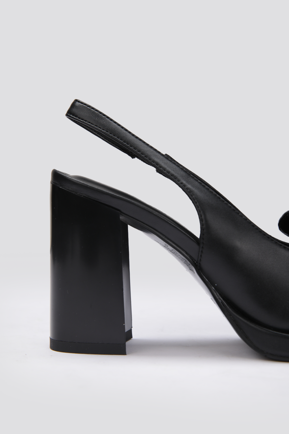 נעלי עקב שפיץ דמוי עור בצבע שחור