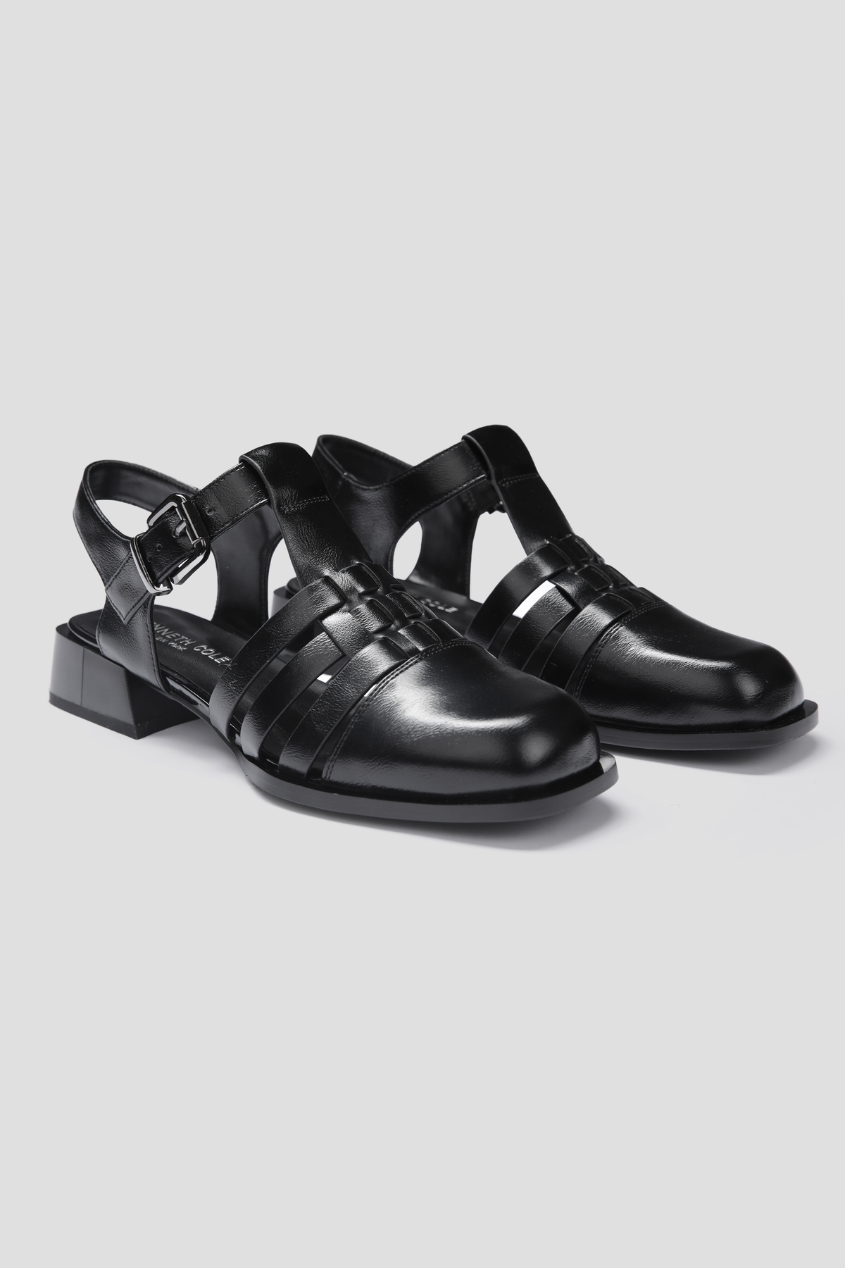 סנדלי פישרמן דמוי עור בצבע שחור