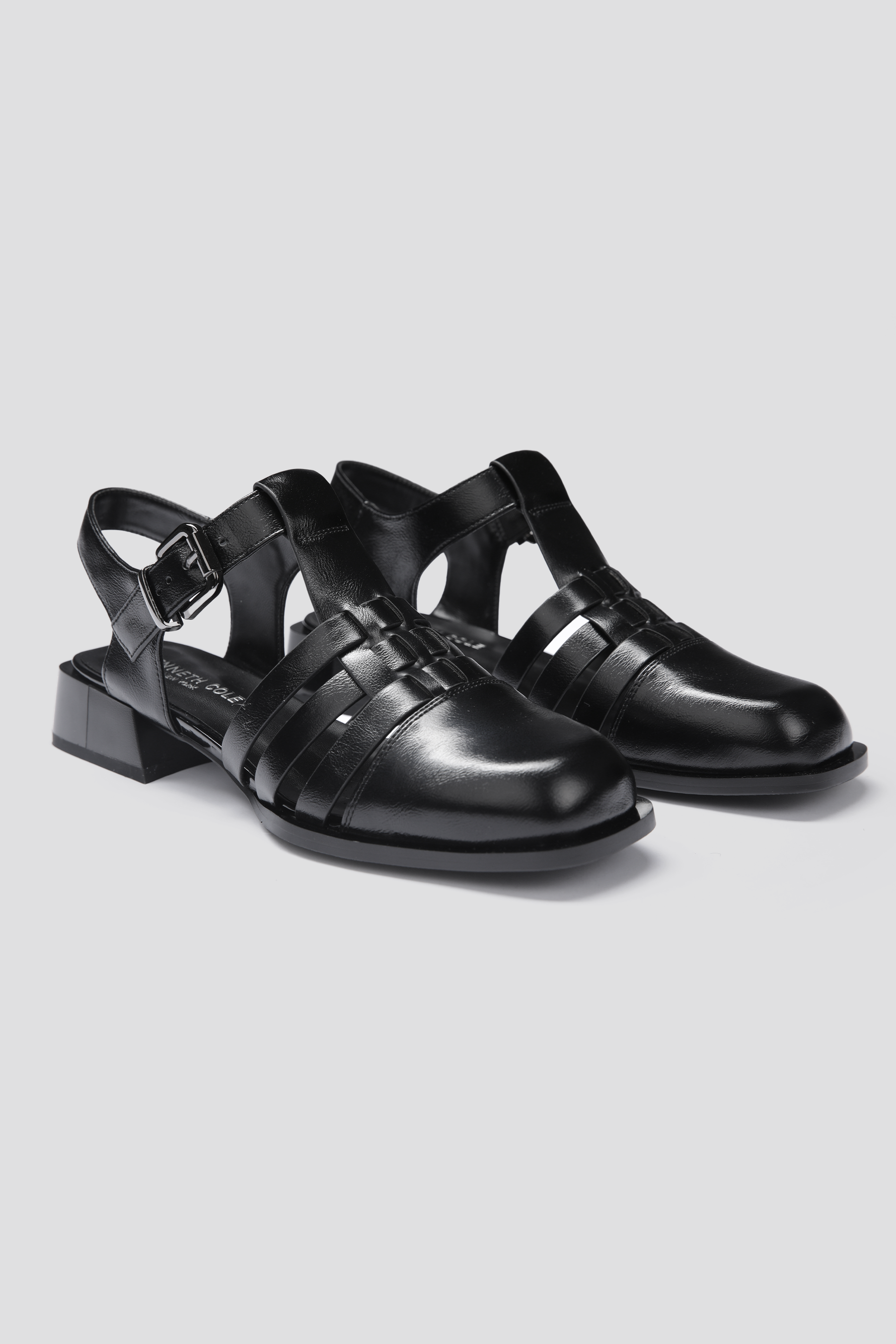 סנדלי פישרמן דמוי עור בצבע שחור