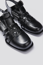 סנדלי פישרמן דמוי עור בצבע שחור