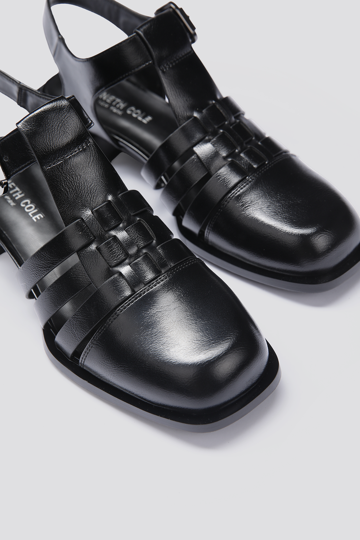 סנדלי פישרמן דמוי עור בצבע שחור